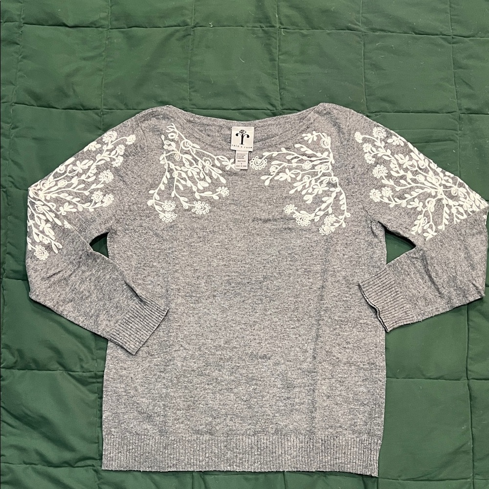Chic Gray Floral Women's Sweater